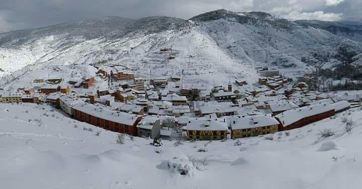 Apartamentos Turisticos Rosario Camarena de la Sierra Eksteriør bilde